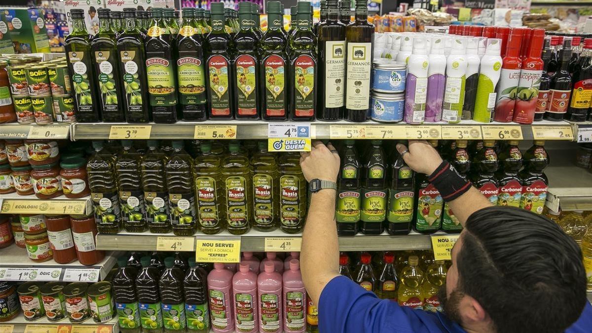 Botellas de aceite de oliva en un supermercado de Barcelona.