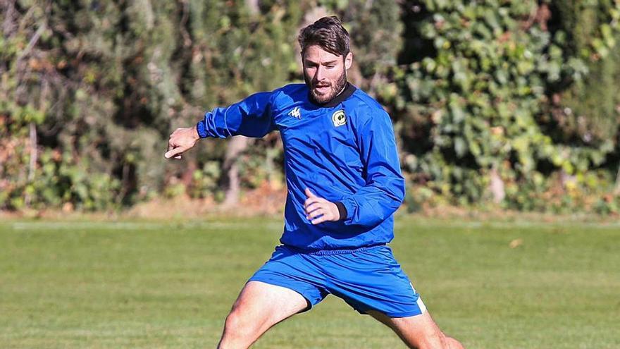 El centrocampista Jon Erice, en el entrenamiento del Hércules en El Albir Resort en L’Alfàs.