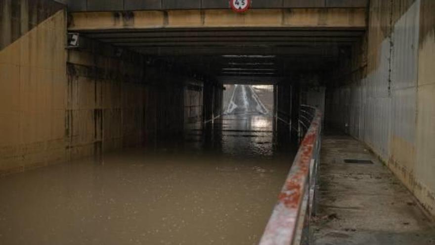 Paso inferior de Virrey Despuig, inundado ayer por la mañana.