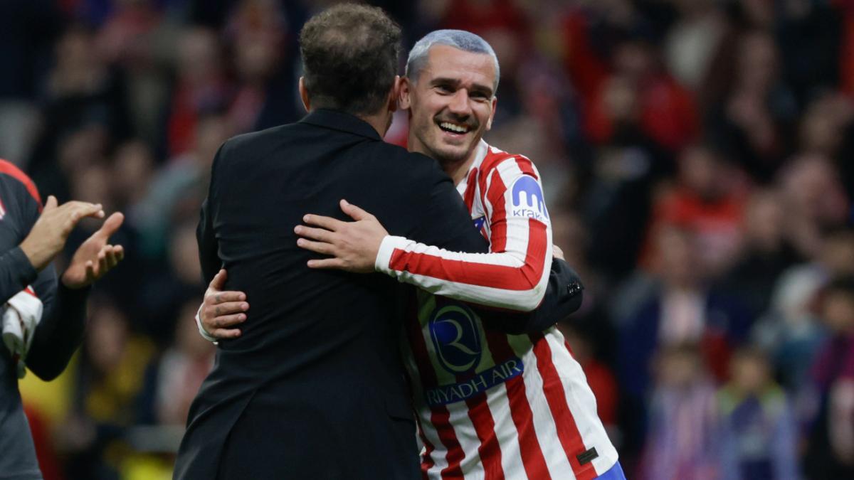 Diego Simeone y Antoine Griezmann durante el partido ante el Brujas
