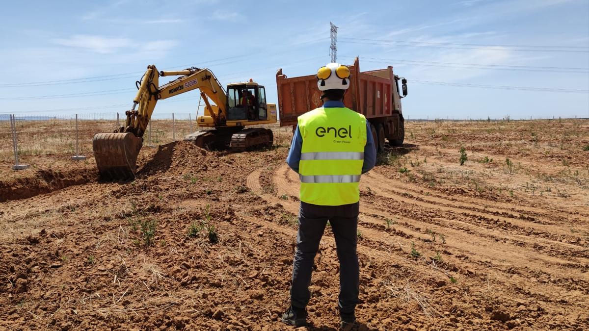 Trabajos para el inicio de la construcción de una planta fotovoltaica de Endesa.