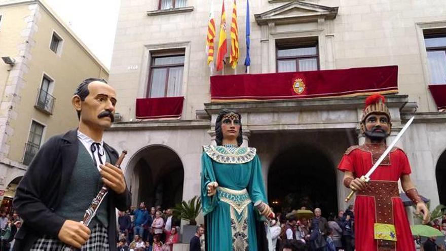 Figueres rep amb il·lusió els gegants