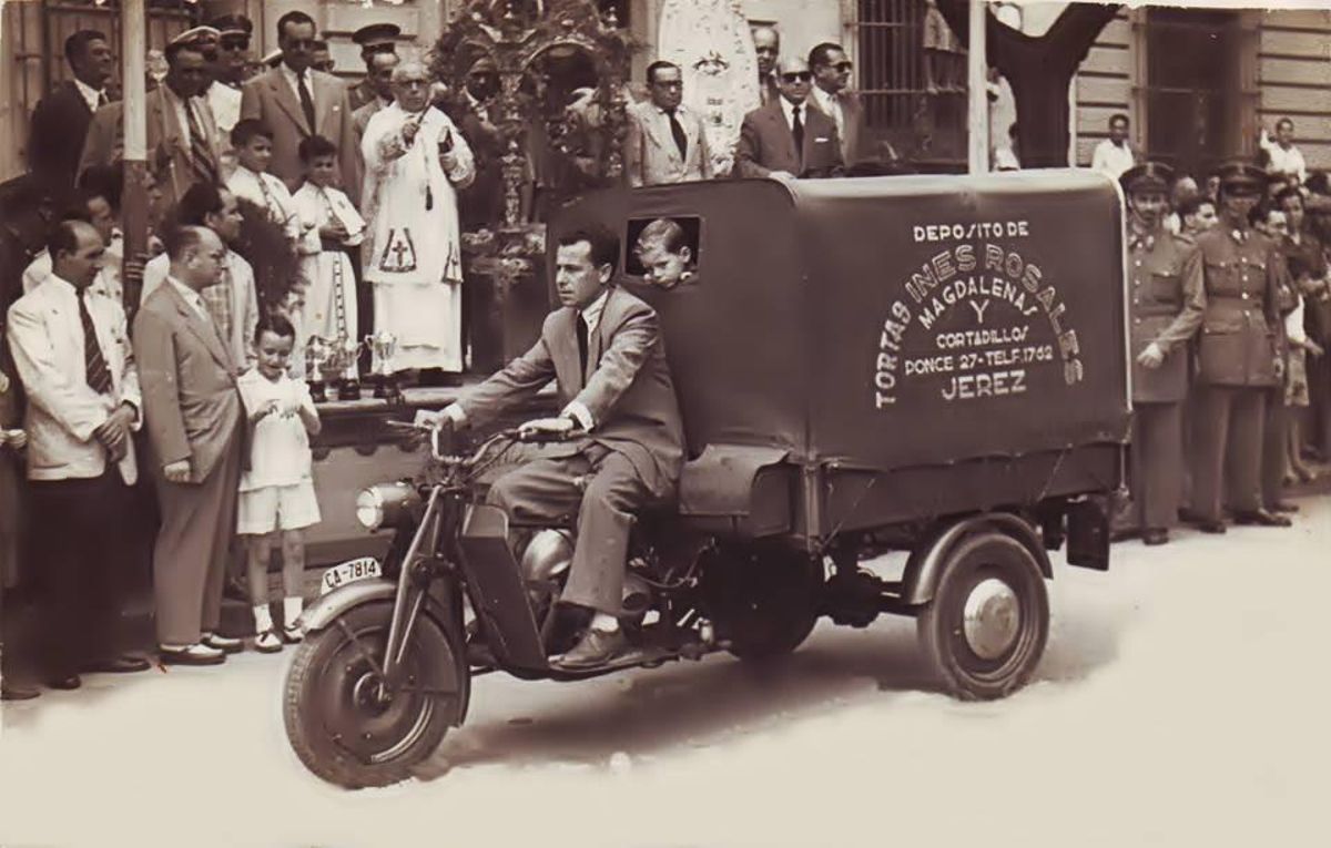 Un moto carro de Inés Rosales en 1955.