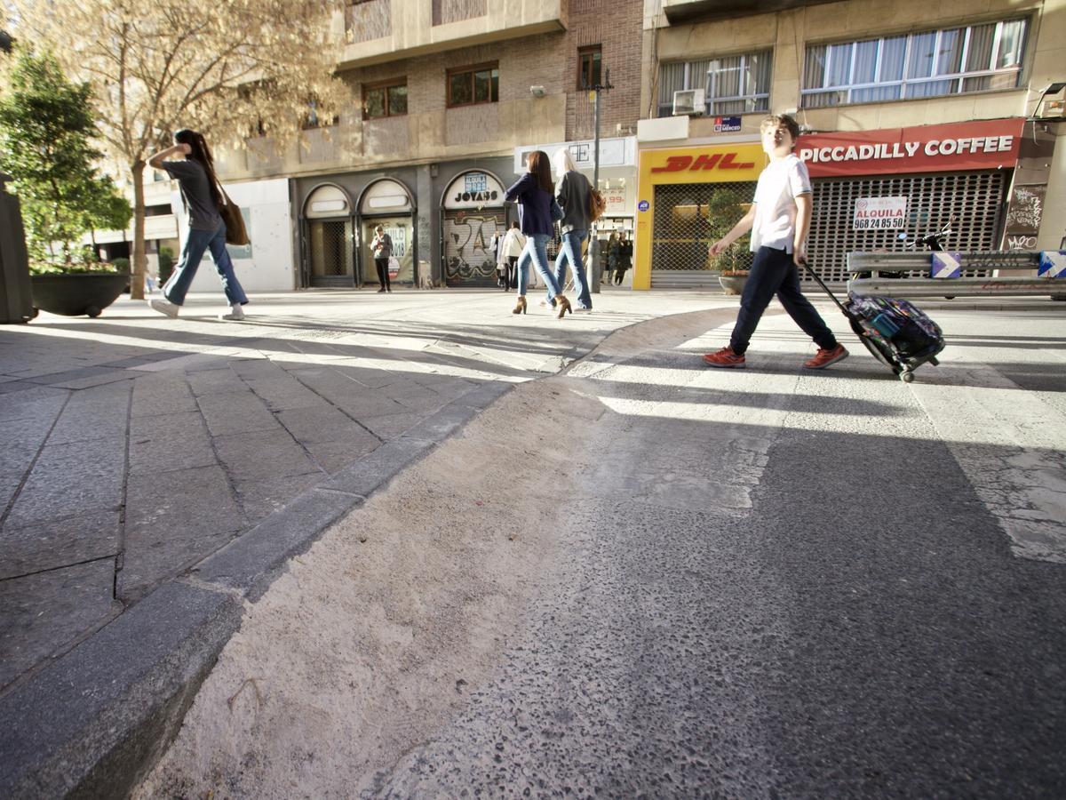 Arena en la zona de calle Correos con Santo Domingo, este martes.