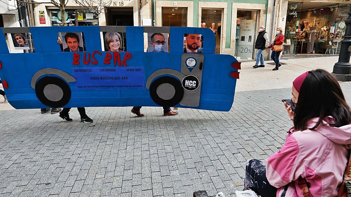 Los hosteleros, trasladando su “bus-bar” por la calle de La Cámara en dirección al Ayuntamiento de Avilés. 