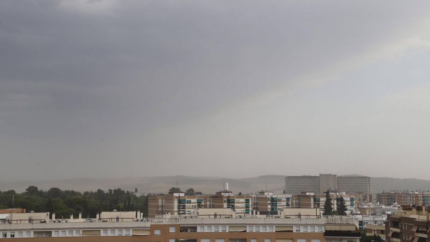 El viento deja un reguero de incidencias en Córdoba y una nube de polvo en suspensión sobre la ciudad