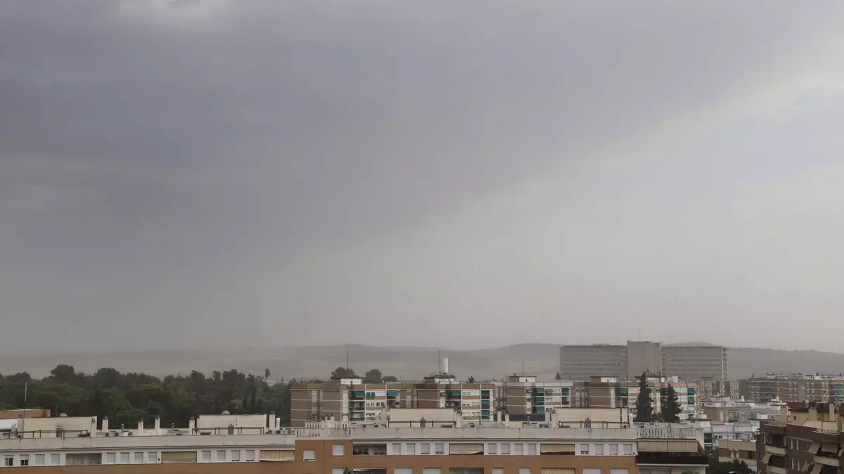 El viento deja un reguero de incidencias en Córdoba y una nube de polvo en suspensión sobre la ciudad