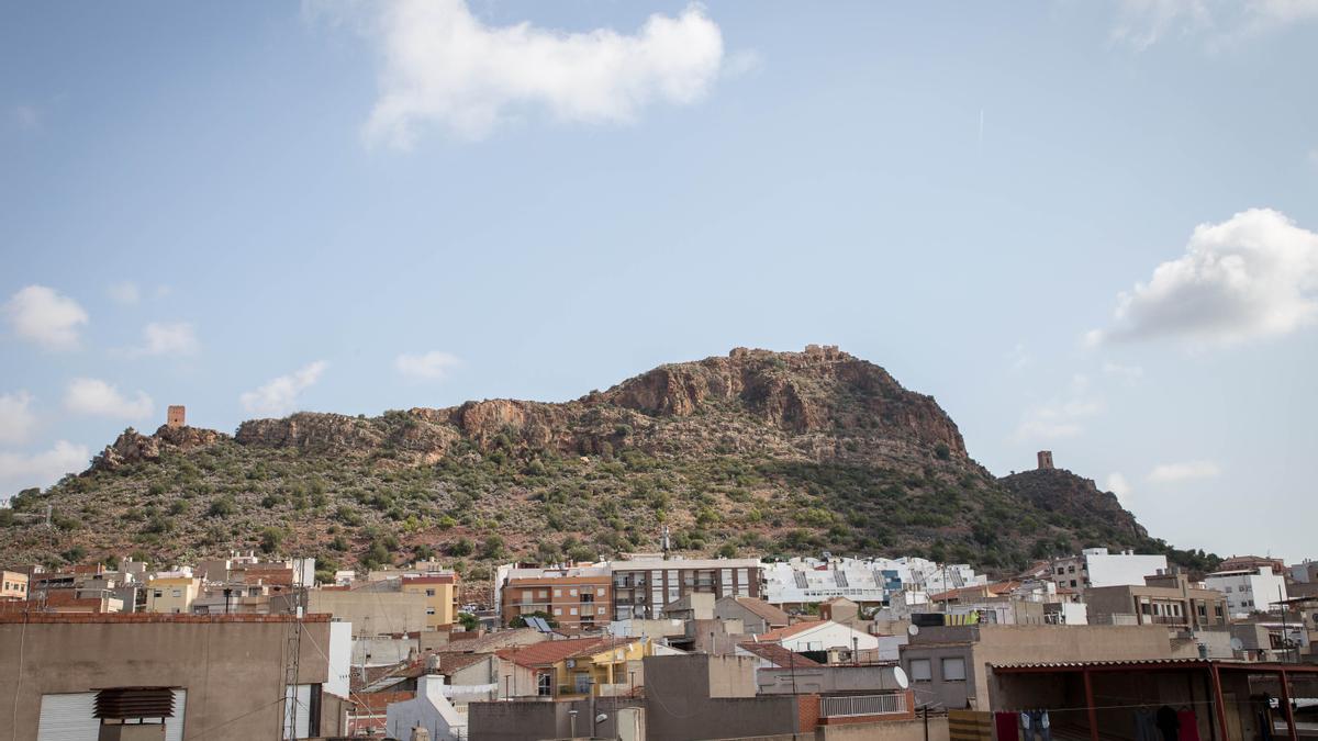 Imagen desde del casco urbano de Almenara y al fondo su emblemático castillo de origen árabe, del siglo X.