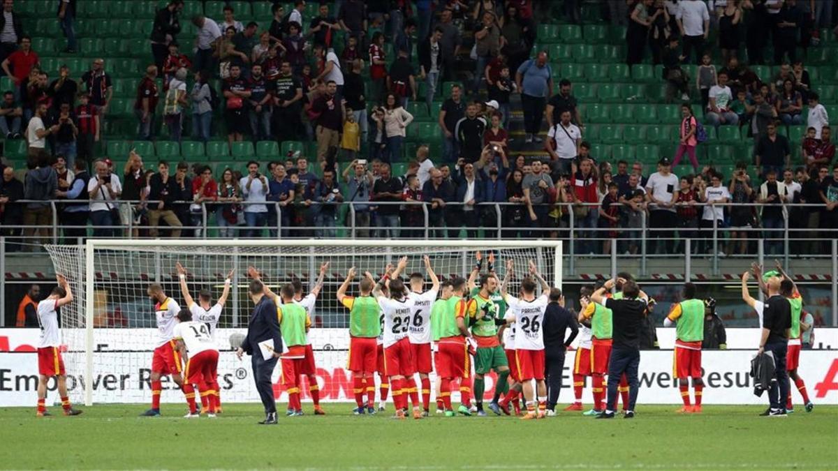 La plantilla del Benevento celebrando la victoria en San Siro