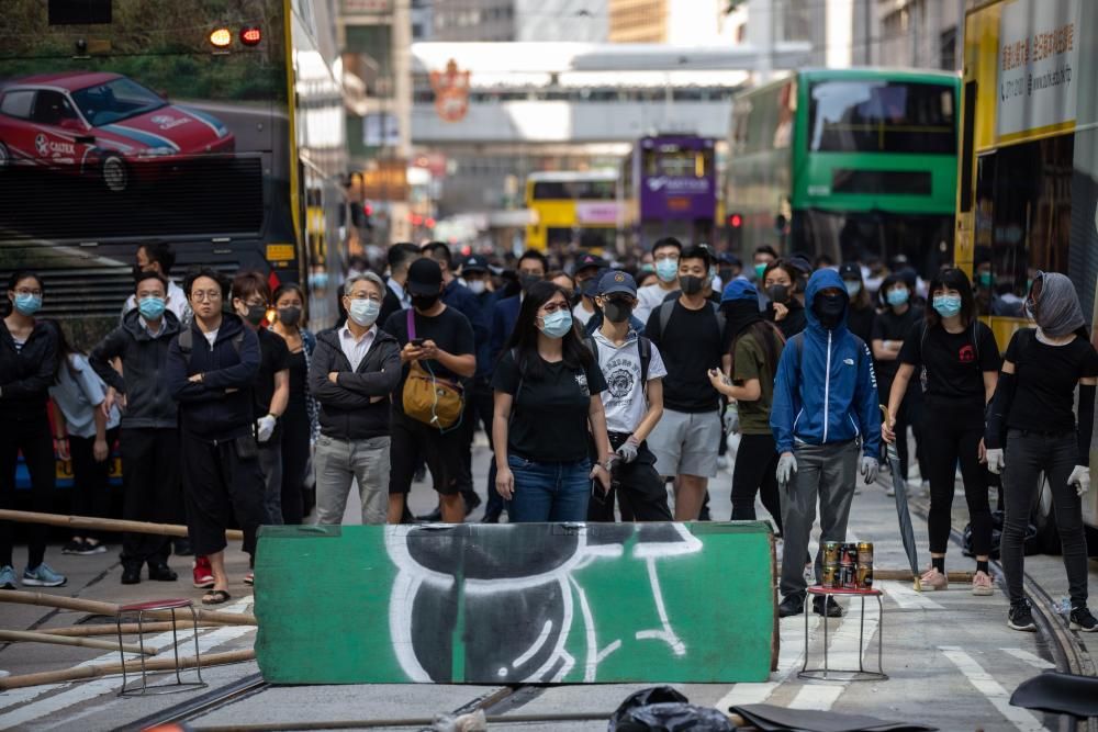 La violencia marcó este lunes una intensa jornada de huelga convocada por el movimiento de protesta hongkonés.