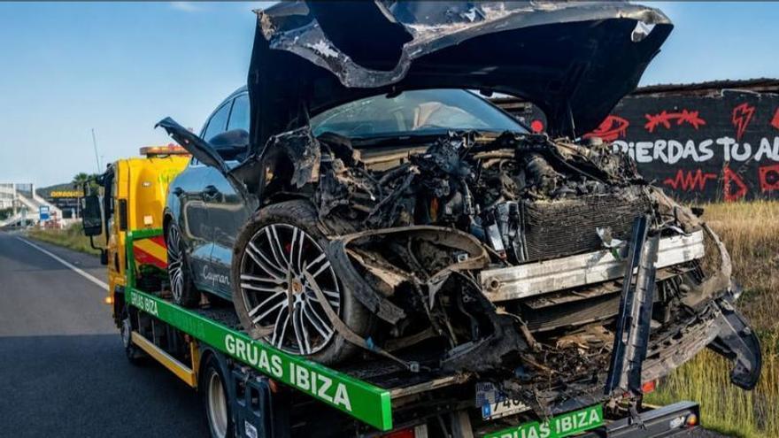 Un Porsche queda suspendido sobre el guardarraíl tras salirse de la vía en la carretera de Sant Antoni