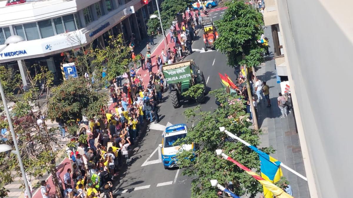 Los tractores llegan a Las Palmas de Gran Canaria para protestar frente a Presidencia de Gobierno.