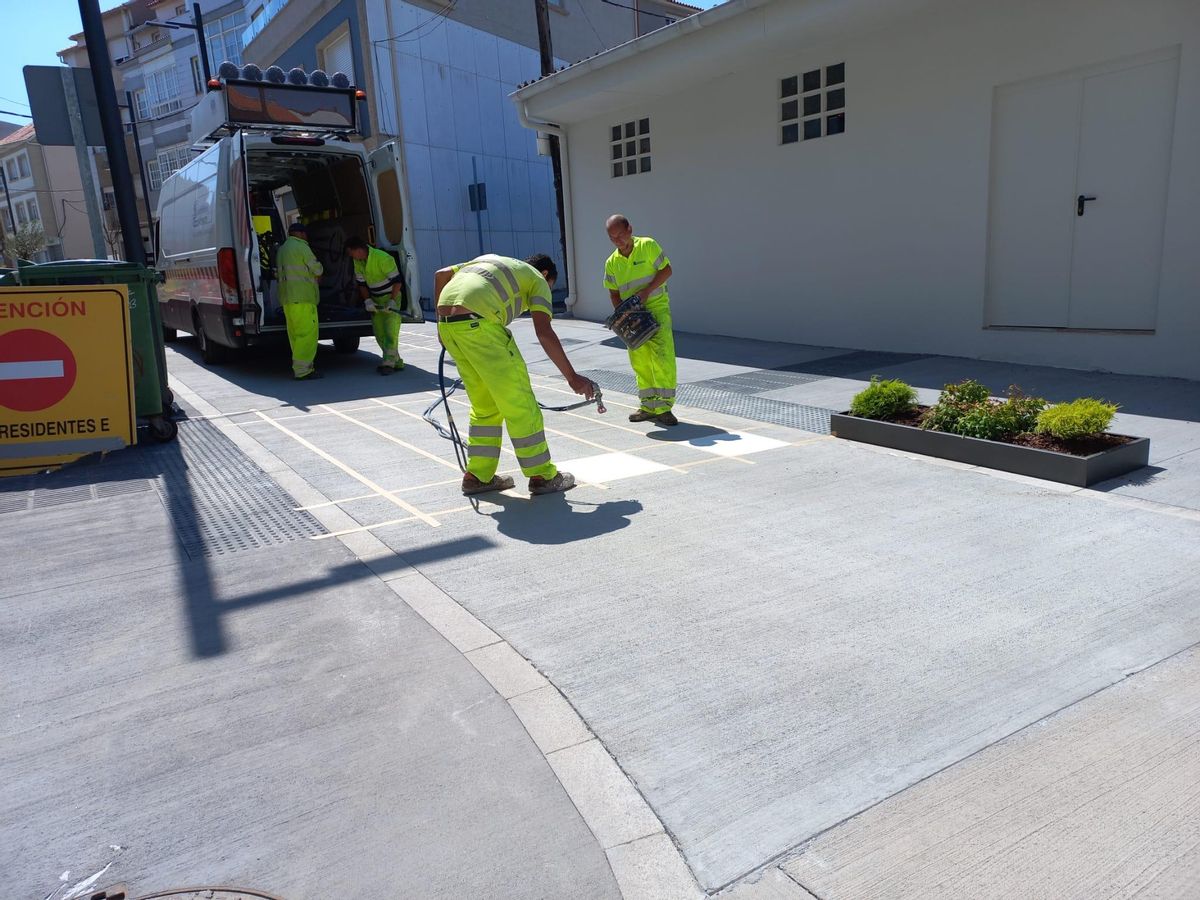 Los operarios encargándose de la señalización horizontal, esta mañana.