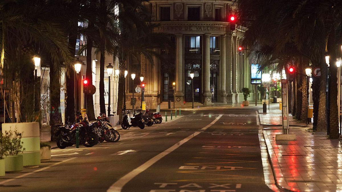 La calle de las Barcas de València luce vacía durante una noche de toque de queda del mes de junio.  | FERNANDO BUSTAMANTE