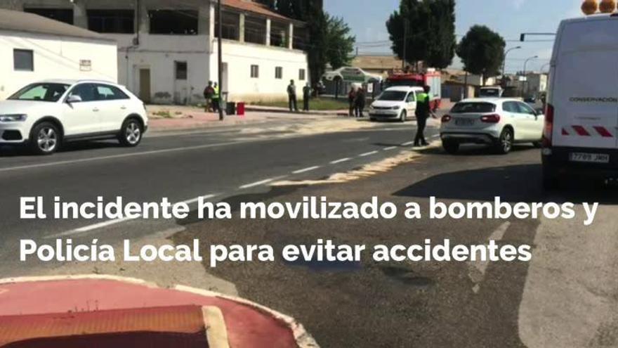 Un camión vierte 600 litros de combustible en una carretera de Callosa