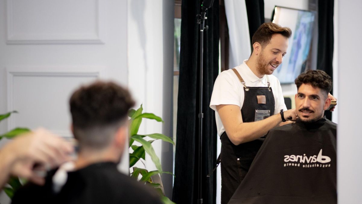 Renato Fabricio, en su centro de belleza.