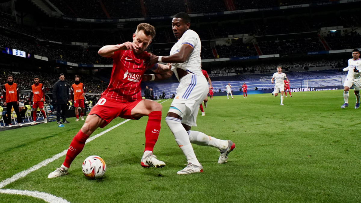 Rakitic y Alaba pugnan por un balón en el Real Madrid-Sevilla.