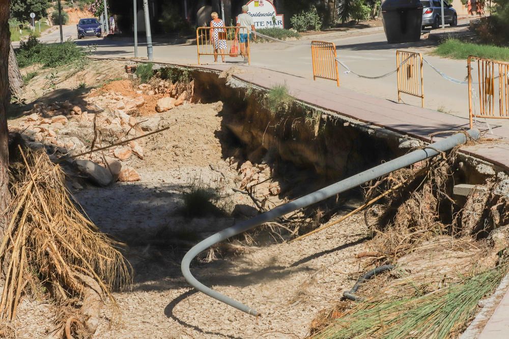 El río Nacimiento causó destrozos en Orihuela Costa en la gota fría en zonas donde se ha ocupado su cauce natural, como el paseo en la playa o los viales y zonas deportivas de varias urbanizaciones