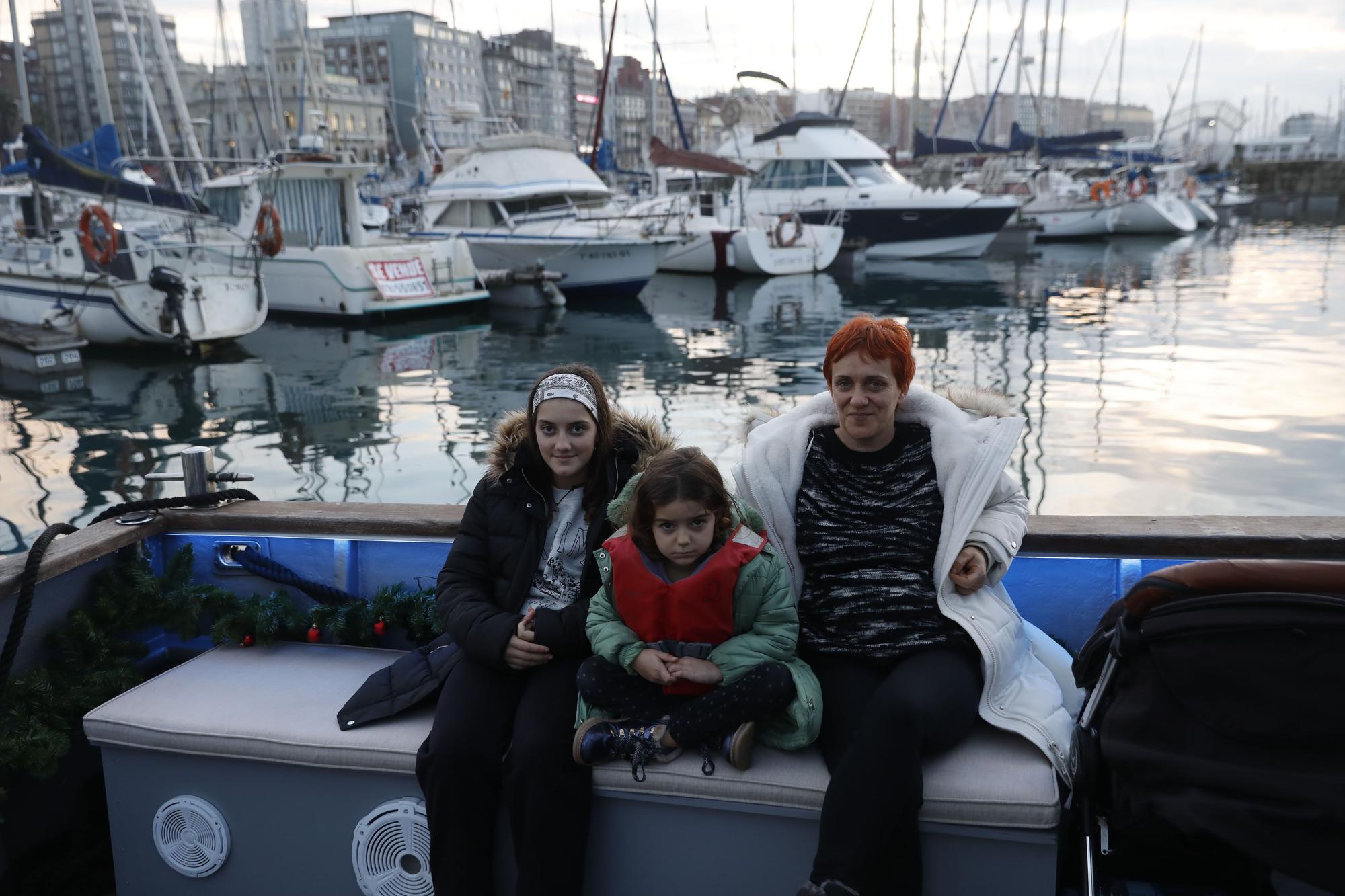 En imágenes: El barco navideño de Gijón ya surca el Cantábrico