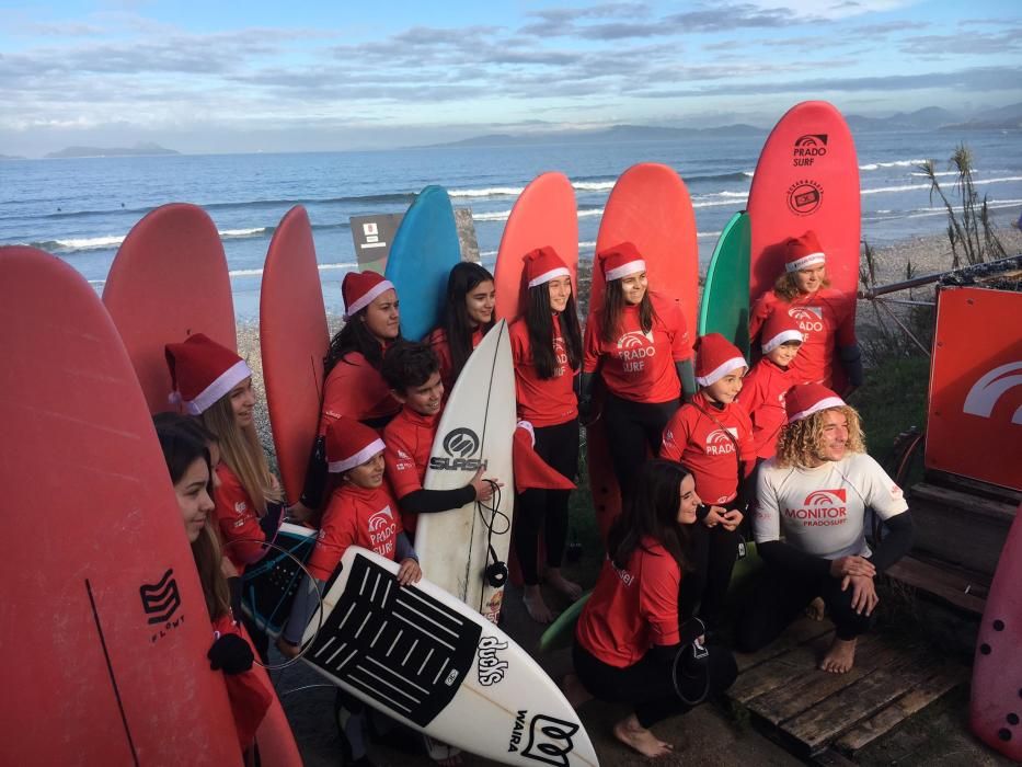 Papá Noel surfea en la playa de Patos