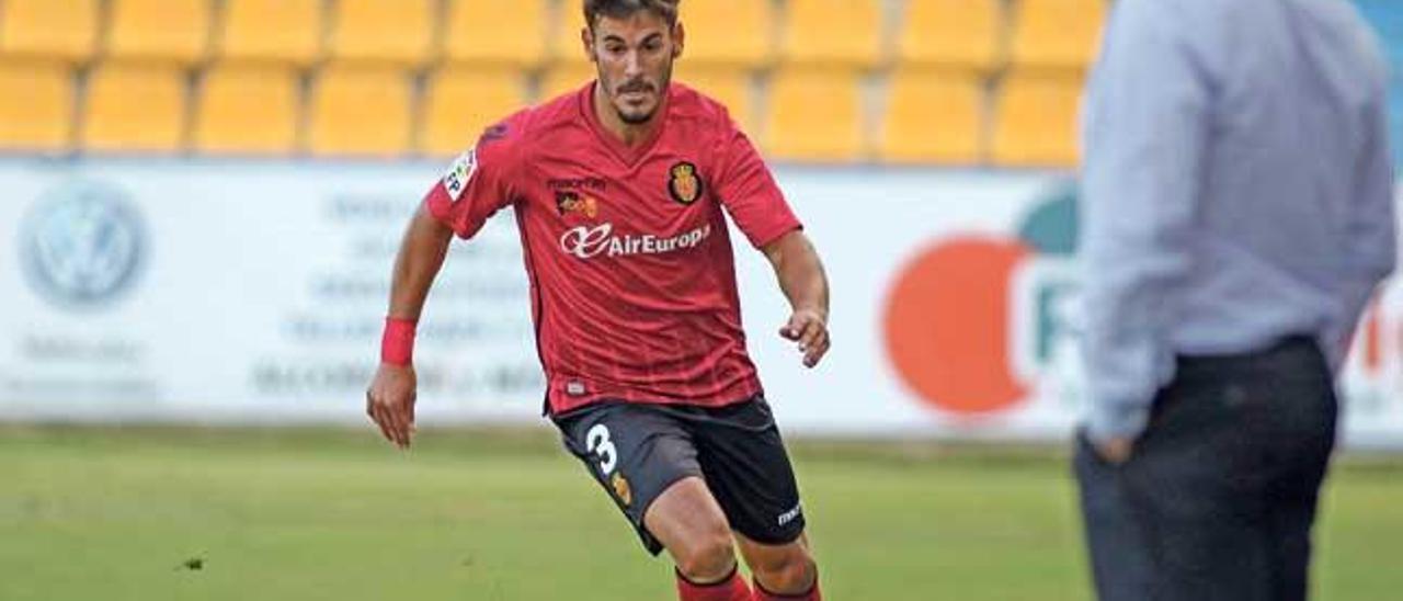 Joan Oriol conduce el balón durante el partido de ayer en Alcorcón.