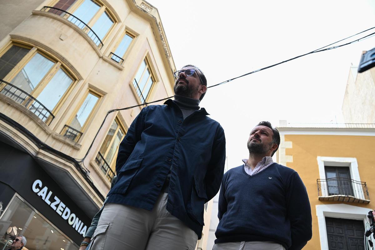 Ruz y Guilabert junto a uno de los 74 tendidos aéreos que el bipartito quiere retirar con una inversión de 137.000 euros