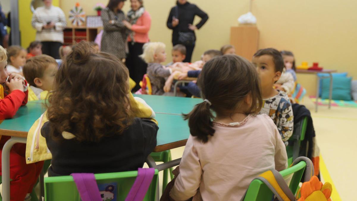 Varios alumnos en el interior de un aula.