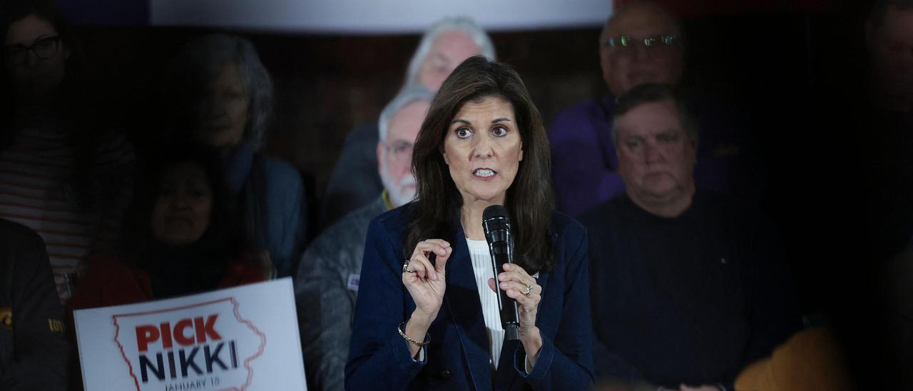 Nikki Haley, durante su intervención en un acto de campaña en el Olympic Theater de Cedar Rapids, Iowa.