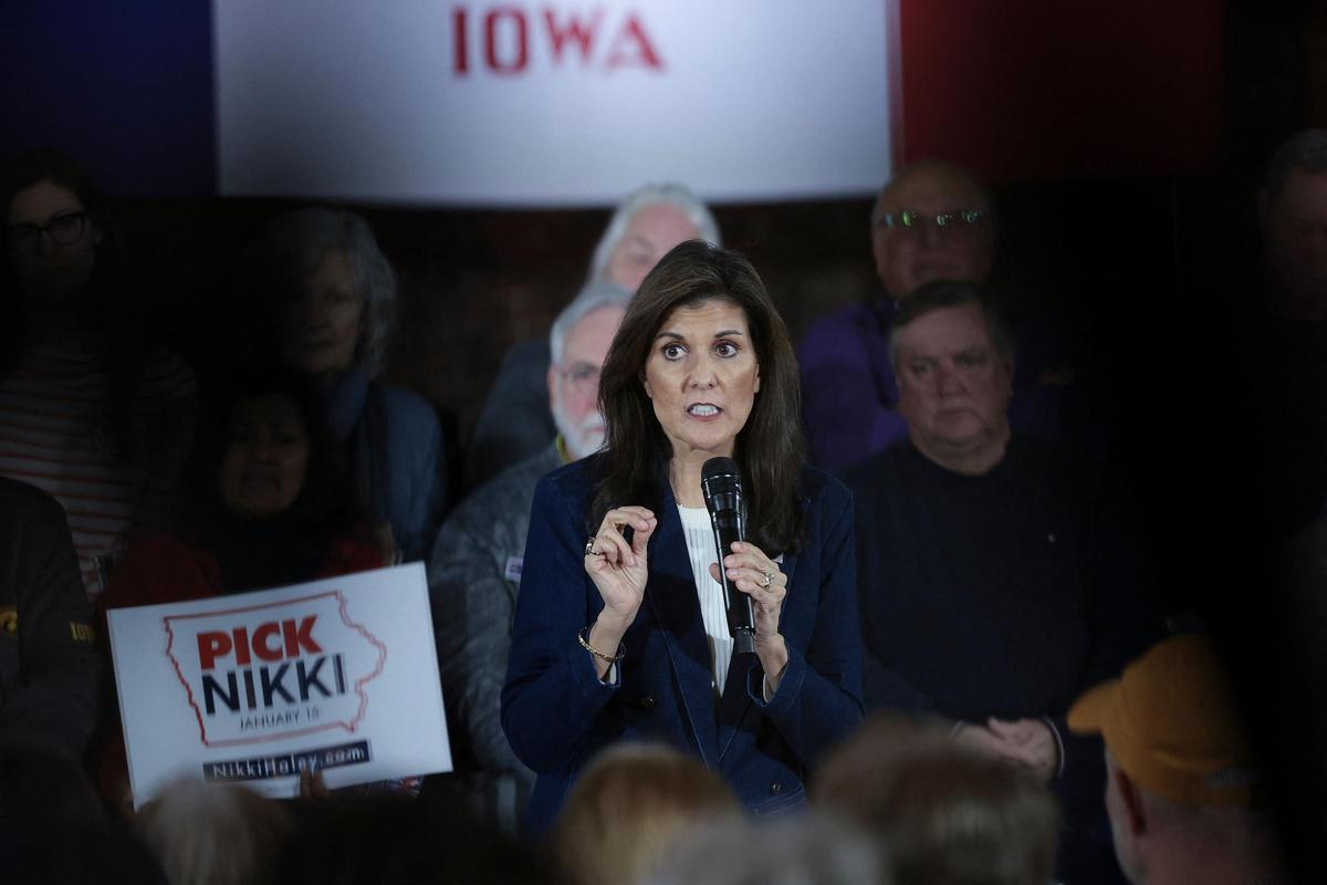 Nikki Haley, durante su intervención en un acto de campaña en el Olympic Theater de Cedar Rapids, Iowa.