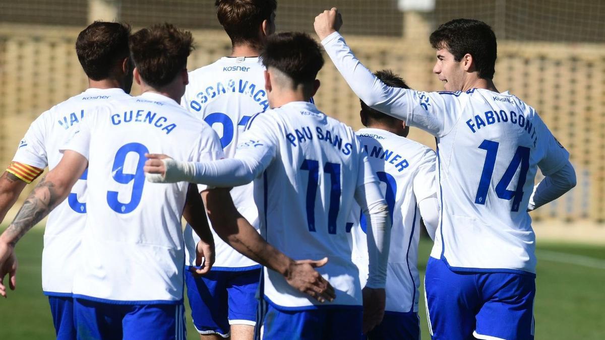 Los jugadores del Deportivo Aragón festejan uno de los dos tantos que les han permitido doblegar al Valle de Egüés en la Ciudad Deportiva.