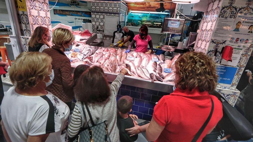 Compras navideñas en la pescadería del mercado Nuestra Señora de África, en Santa Cruz de Tenerife. | | MARÍSA PISACA