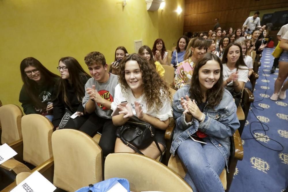 Encuentro de Ana Guerra y Cepeda con estudiantes en Murcia