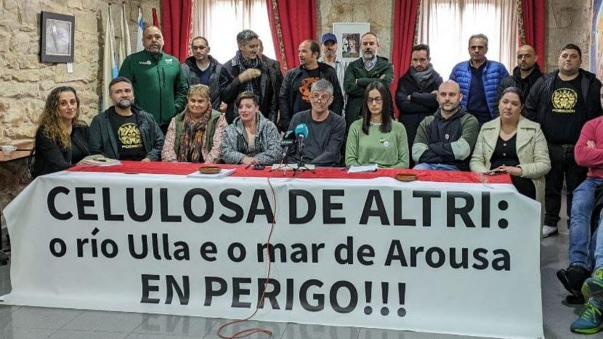 Representantes de la Plataforma Ulloa Viva y del sector marisquero de Arousa en una rueda de prensa