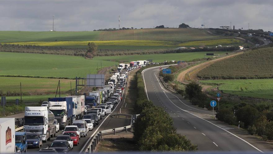 Siete caravanas de tractores vuelven este martes a condicionar el tráfico en Córdoba