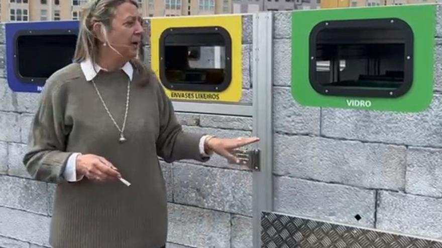 La concejala Mila Castro se dispone a abrir las islas móviles de la recogida de basuras en Salgueiriños.