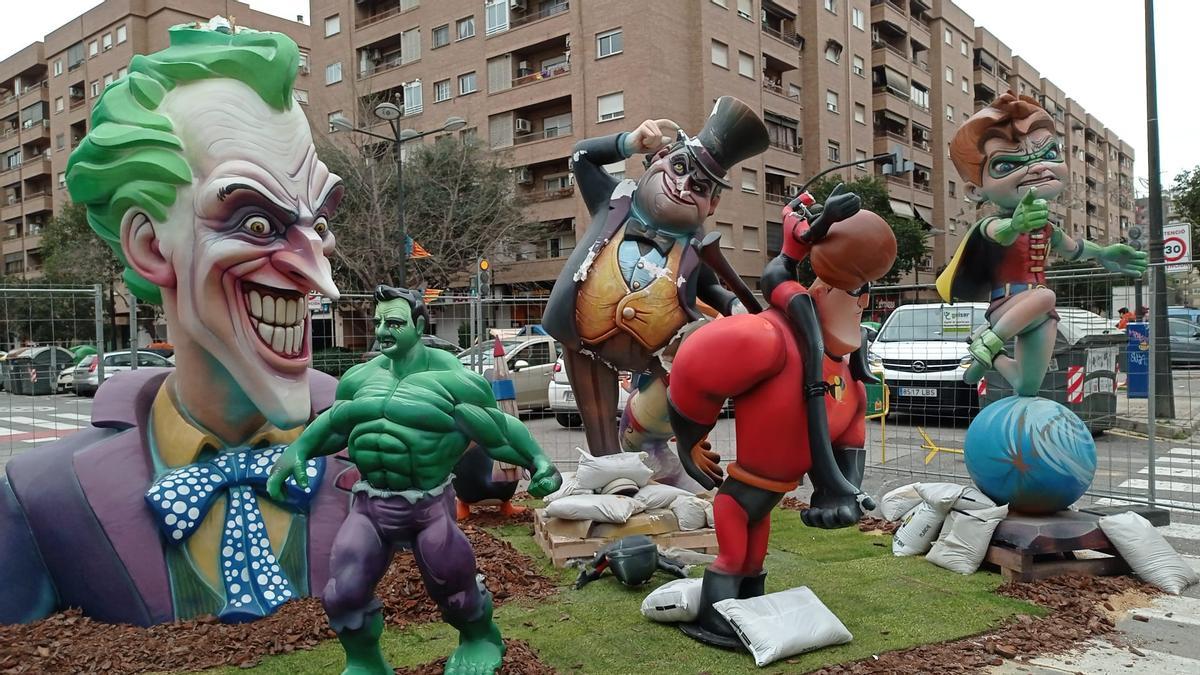 Asíse ha quedado la Falla Carteros tras no terminar el artista de arreglarla.