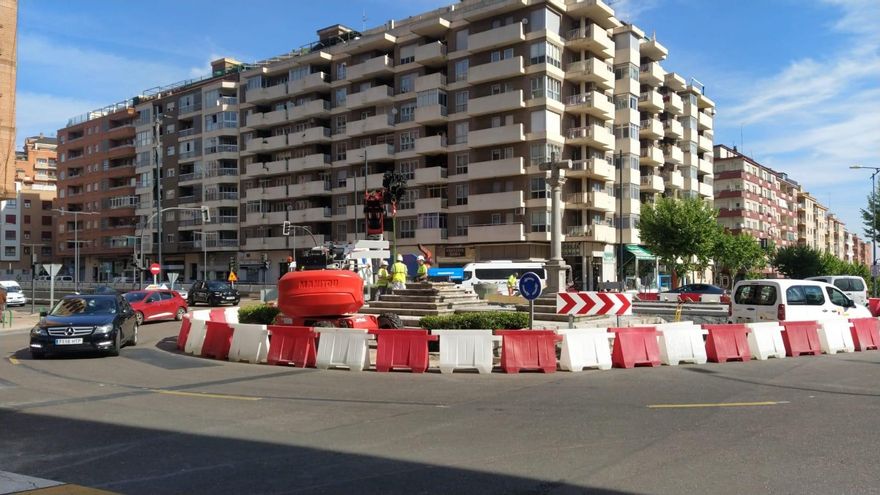 Así trasladan el crucero de las Tres Cruces de Zamora