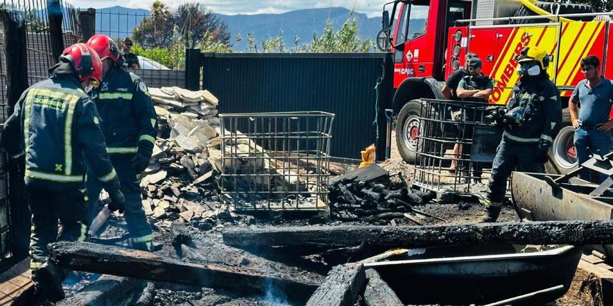 Bomberos trabajando en la zona del incendio.