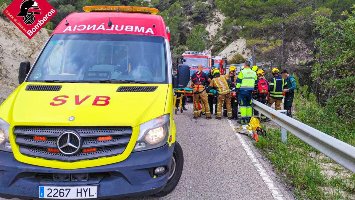 Un momento del rescate del hombre tras ser localizado en el interior del barranco.