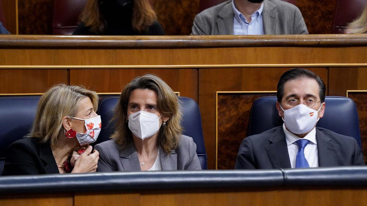 Yolanda Diaz , Teresa Ribera y Albares en una sesión de control al Gobierno.