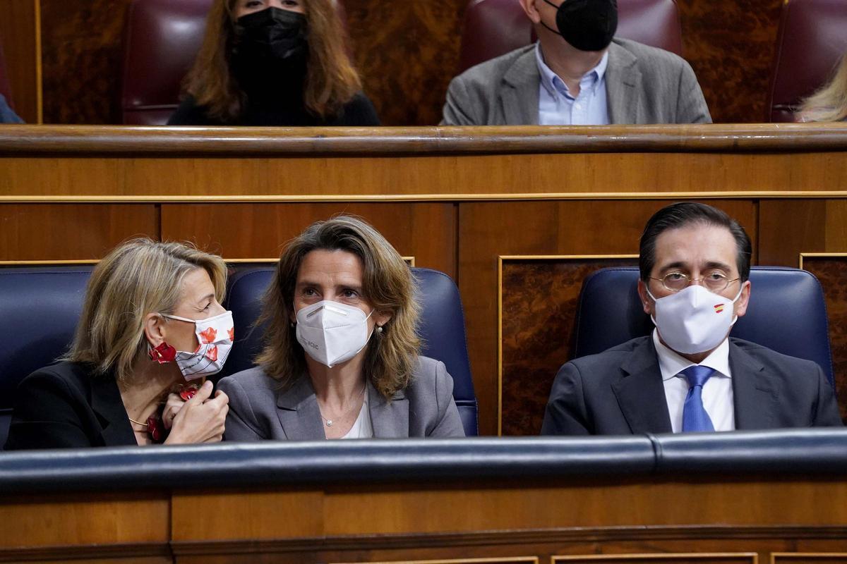 Yolanda Diaz , Teresa Ribera y Albares en una sesión de control al Gobierno.