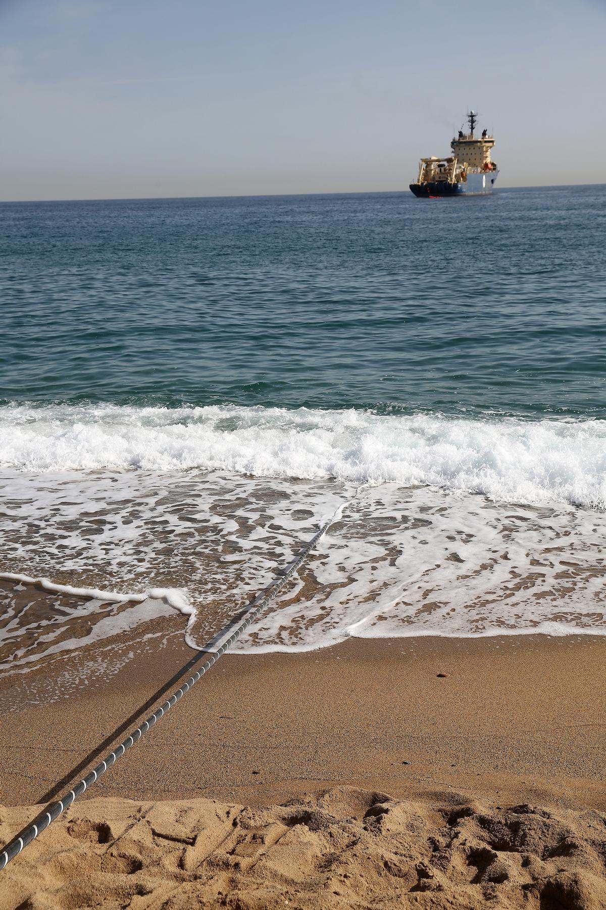 Obras para extender un cable submarino en la playa cancerígena de Sant Adrià