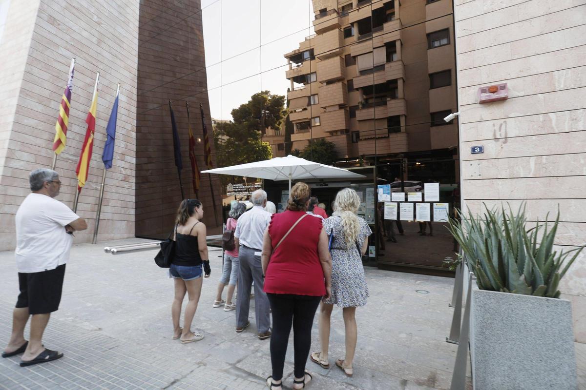 Ciudadanos accediendo a las dependencias de la Seguridad Social en Palma