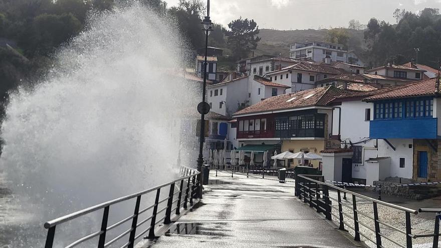 El temporal azota la costa asturiana con vientos de hasta 98 kilómetros por hora en el Aeropuerto y olas de casi nueve metros en Gijón