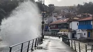 El temporal azota la costa asturiana con vientos de hasta 98 kilómetros por hora en el Aeropuerto y olas de casi nueve metros en Gijón