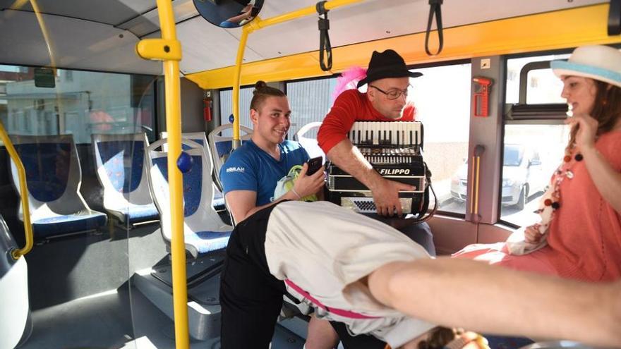 Mucho Más Mayo: actores en autobuses de Cartagena