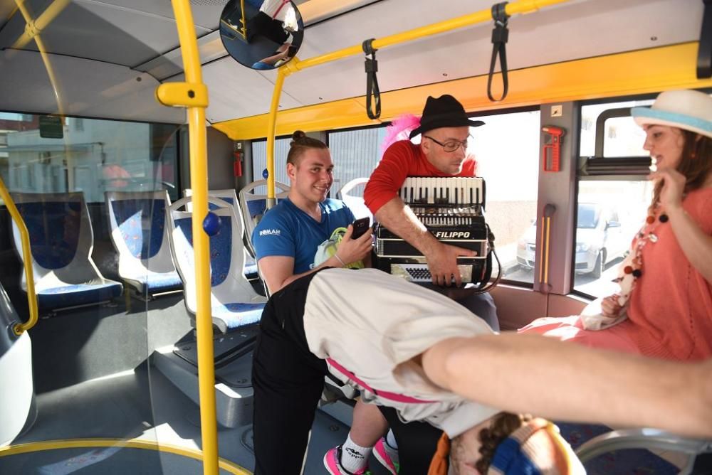 Mucho Más Mayo: actores en autobuses de Cartagena