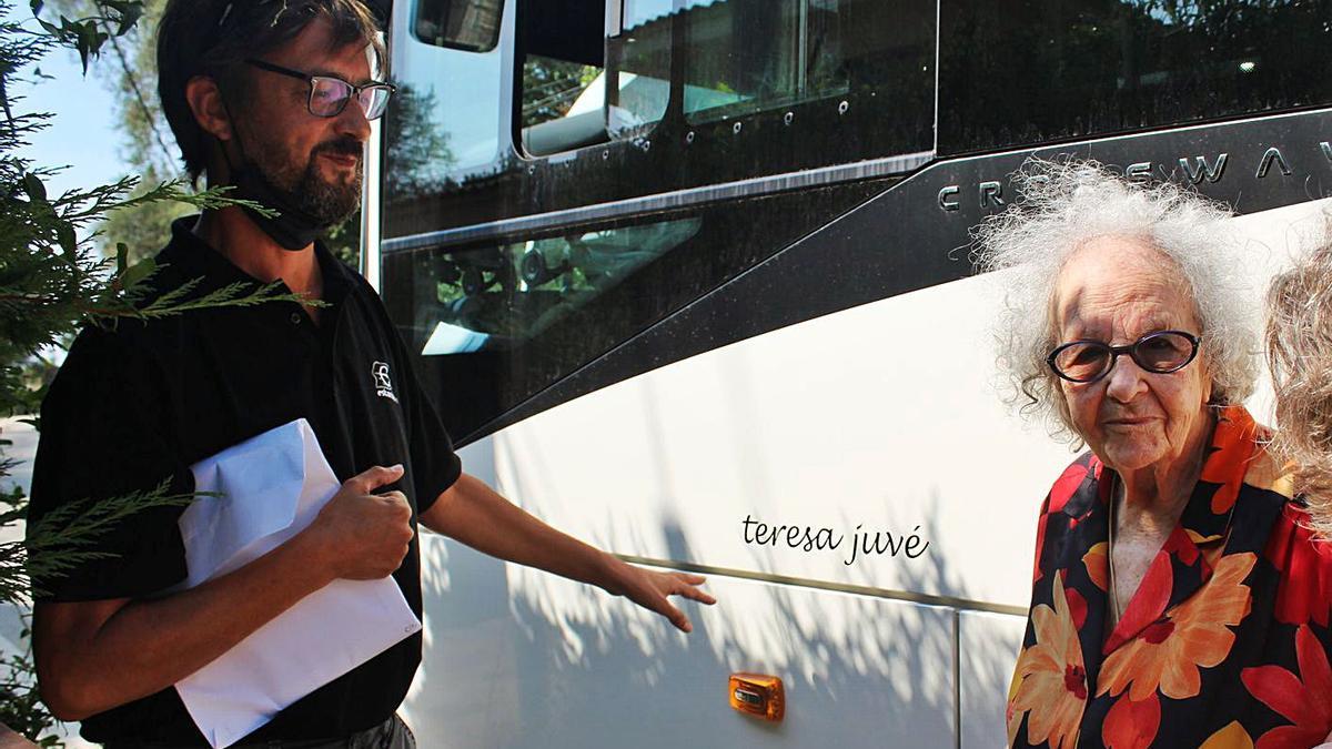 Teresa Juvé amb Jordi Pi, gerent d’Estarriol Bus, al costat del vehicle | SANTI COLL