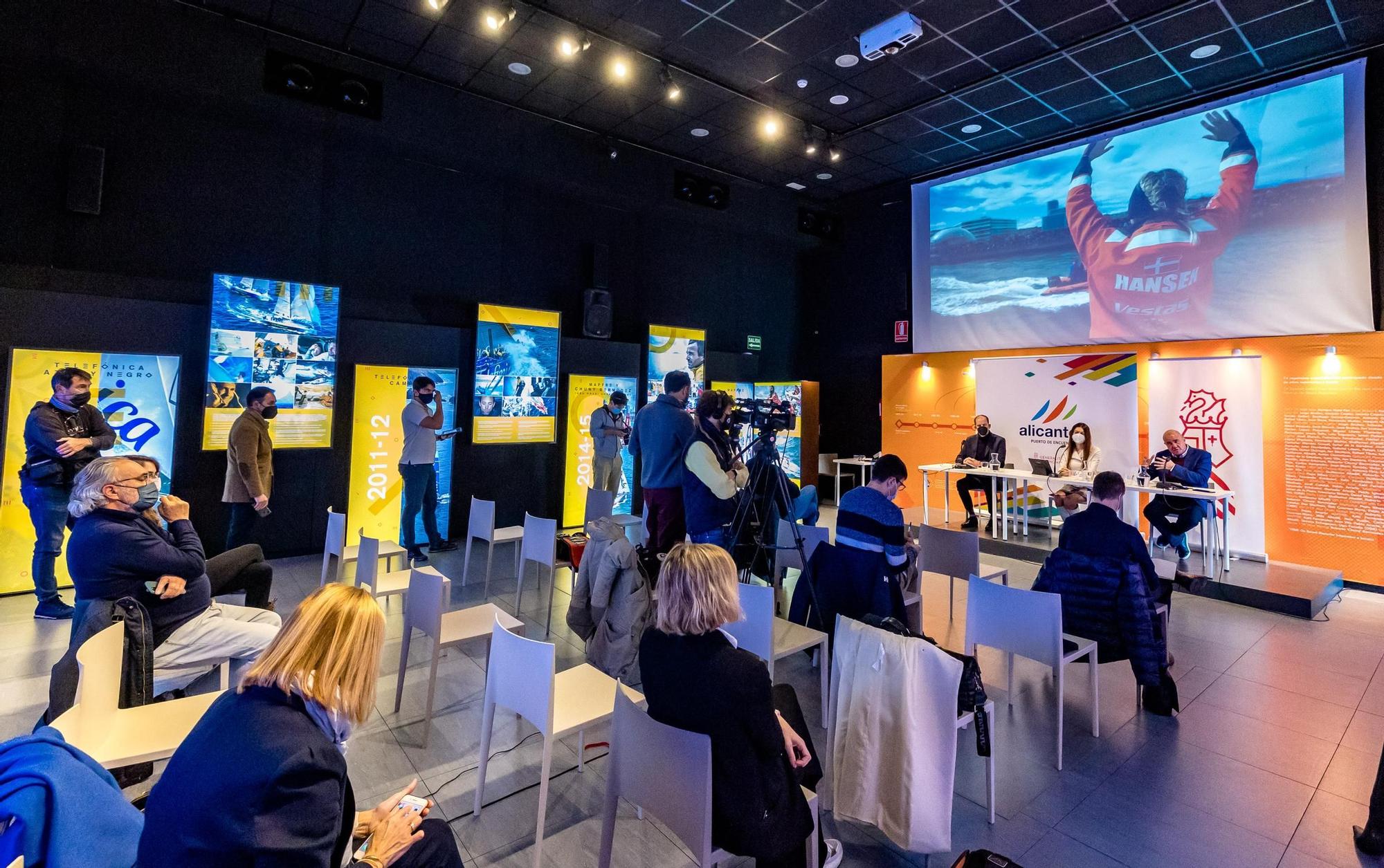 La consellera Carolina Pascual presenta en el puerto la próxima edición de la Vuelta al Mundo a Vela.