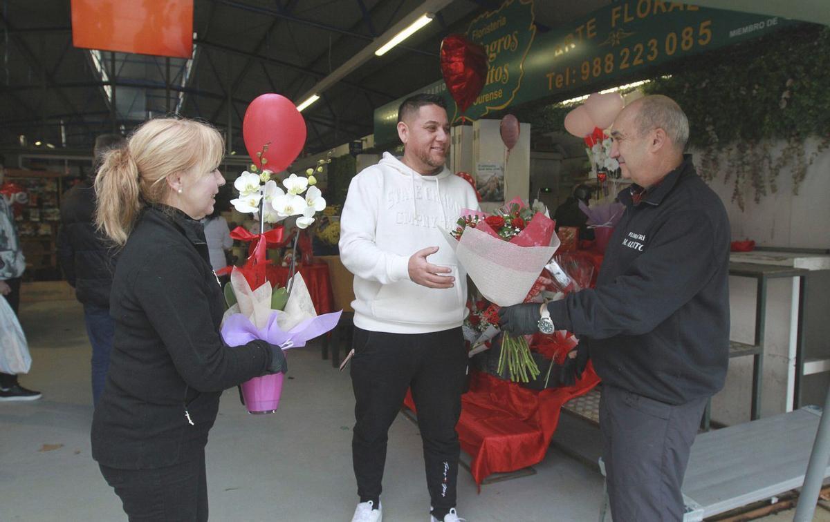 Un cliente recoge su ramo en la Praza de Abastos. | IÑAKI OSORIO